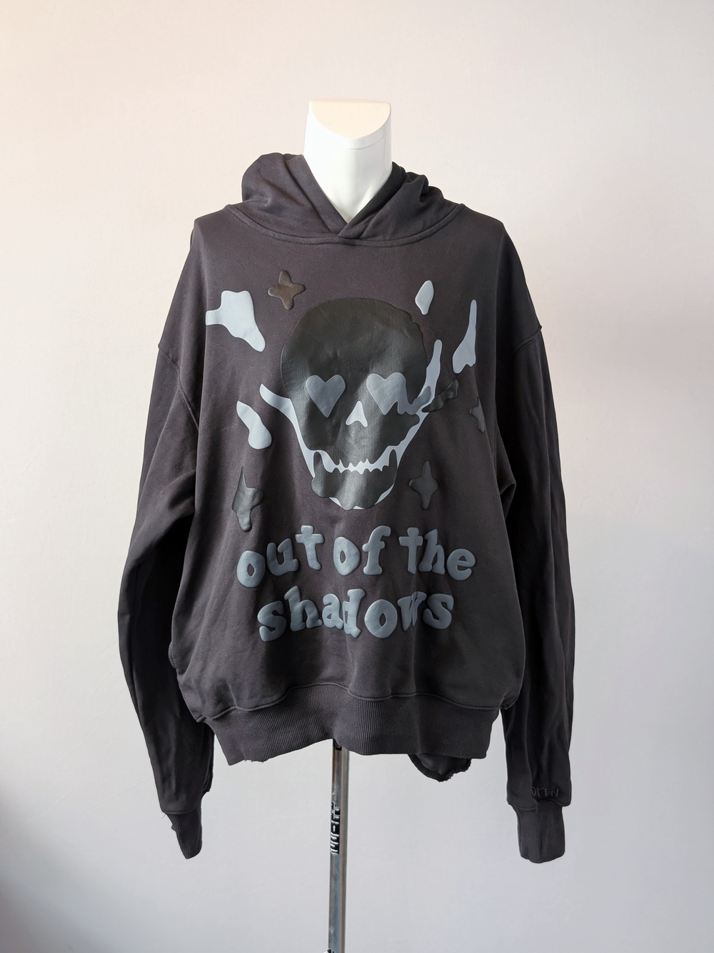 Broken Planet
"Out of the Shadows" Black hoodie with gray skull Sz Medium